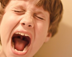 gérer la violence d'un enfant sans s'énerver : quand l'enfant insulte, crie, tape