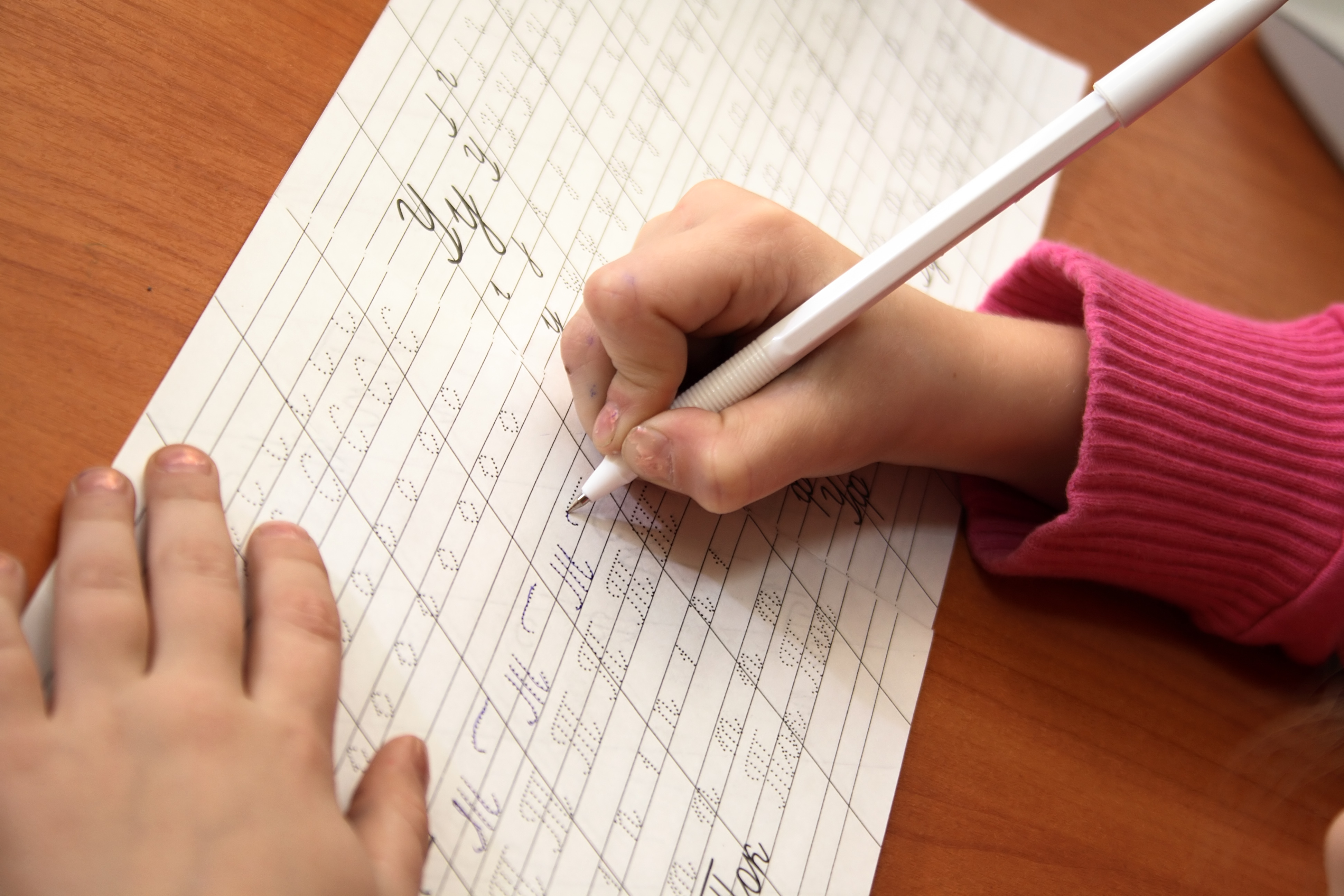 Почерк девочки. Писать в тетради. Ребенок пишет в тетради. Каллиграфия для детей почерк. Ребенок пишет ручкой.