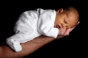 nouveau-né : position ventrale pour calmer les pleurs des bébés