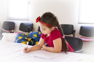 survivre aux devoirs : fille qui fait ses devoirs
